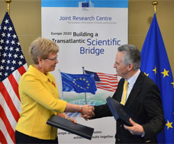 Dr. Jane Lubchenco and Dominique Ristori shaking hands after signing the JRC-NOAA Implementing Arrangement